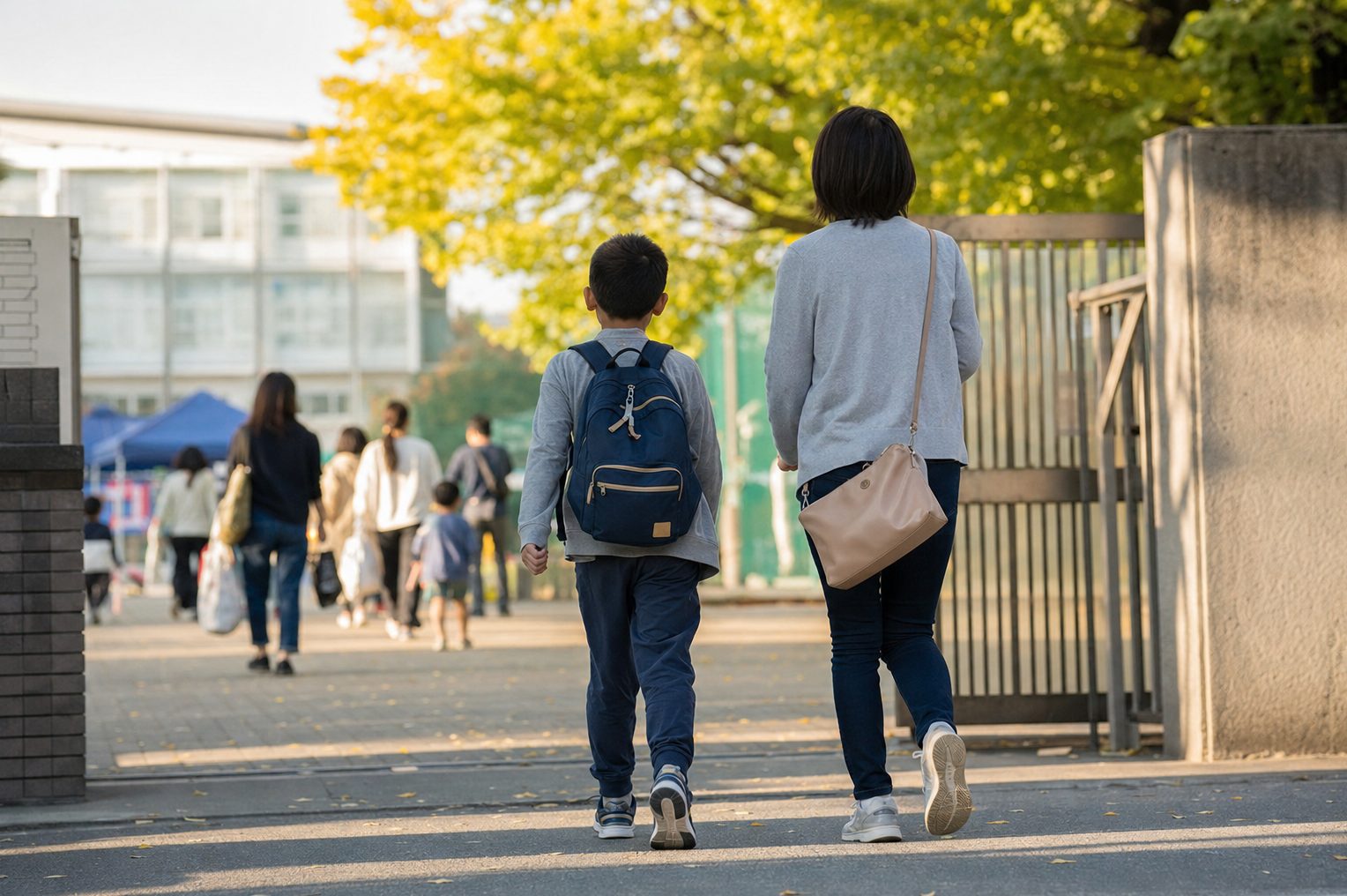 文化祭帰りに校門を出る親子の後ろ姿