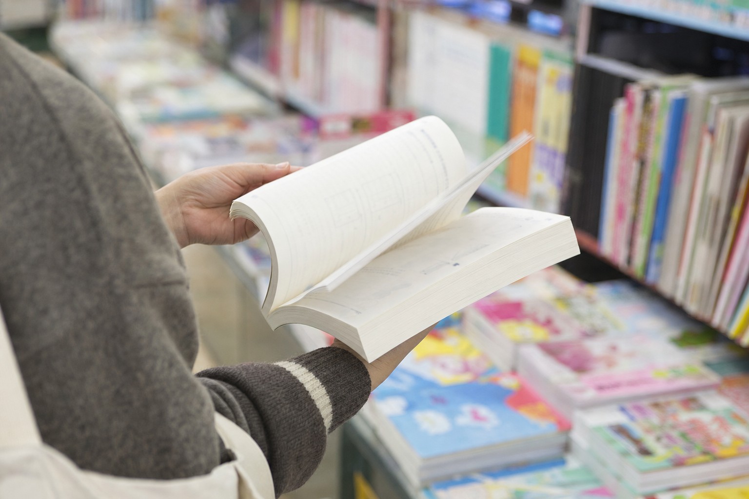 書店で過去問題集を手に取る親の手元