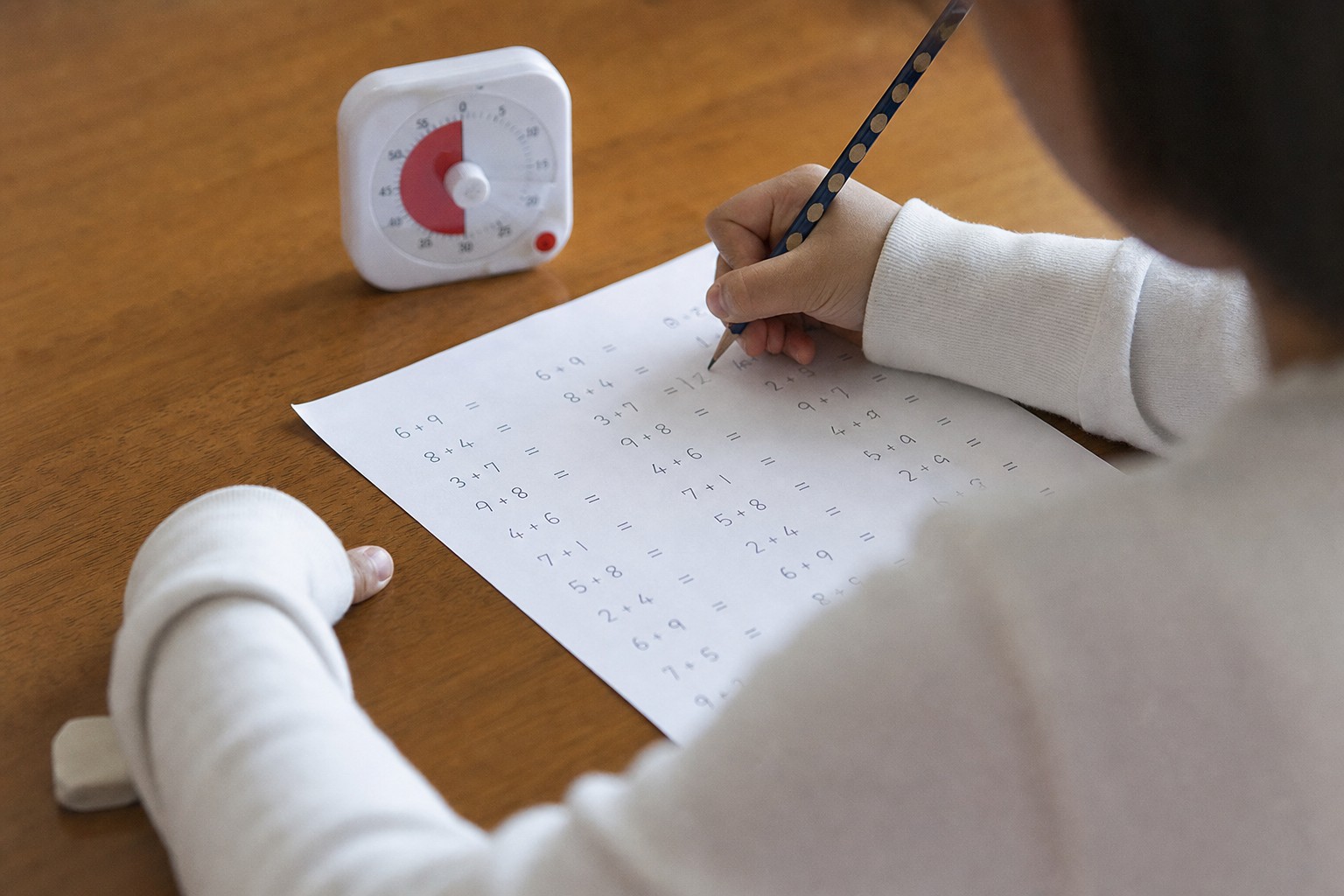 計算問題のプリントに取り組む小学生の手元