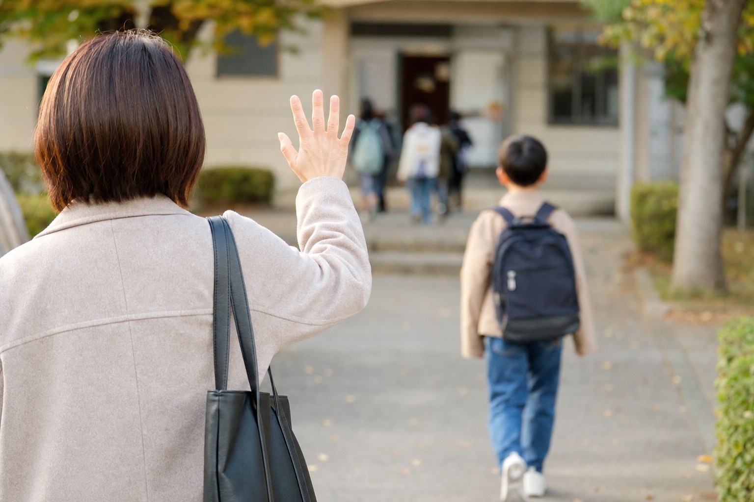試験会場前で子どもを見送る保護者の後ろ姿