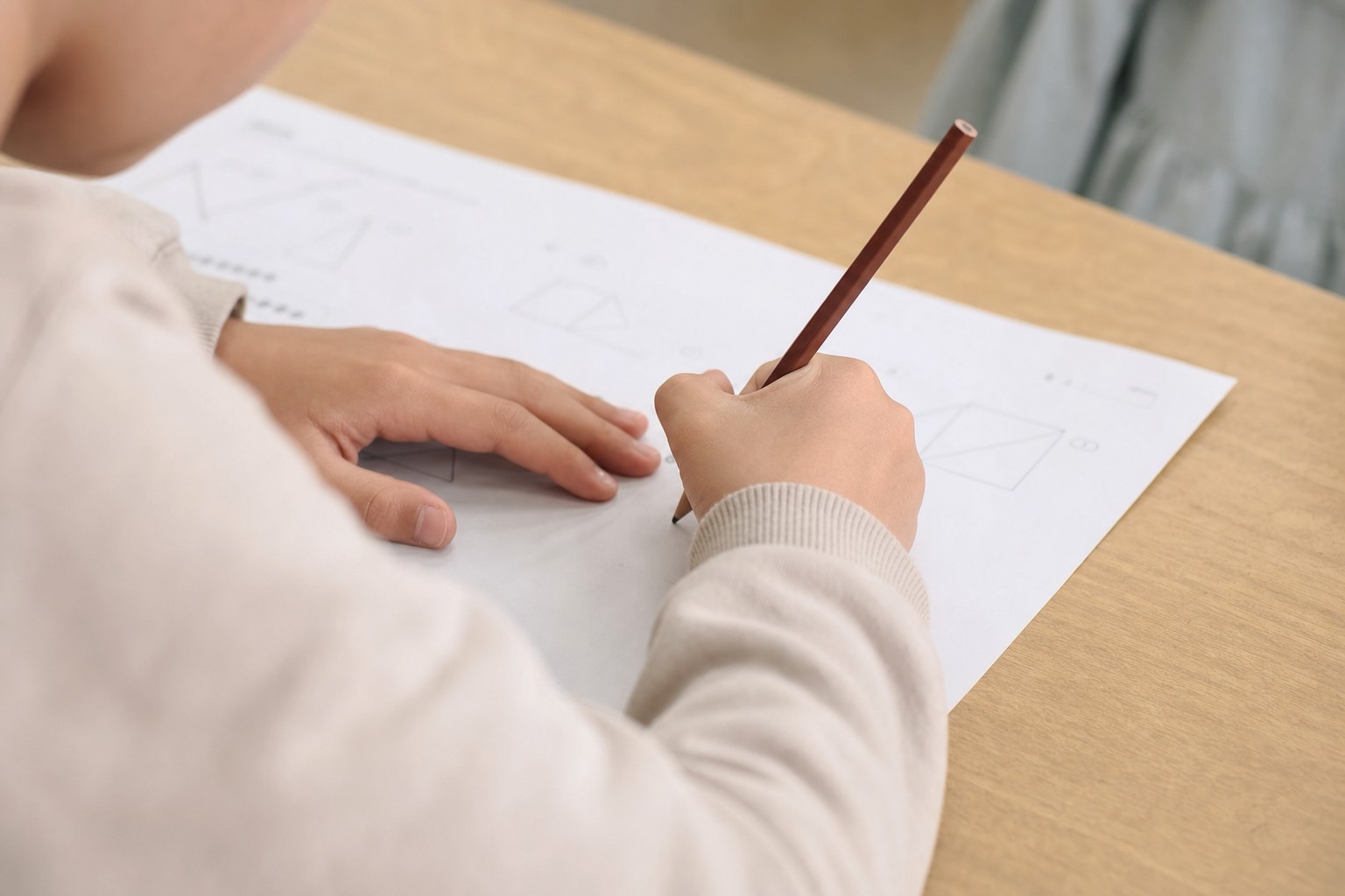 机に向かって初見の問題に取り組む小学生の手元